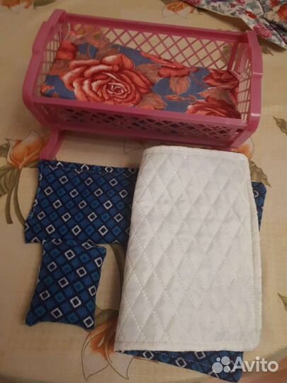 Кроватка для куклы с постельными принадлежностями