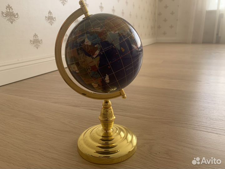 Сувенирный глобус