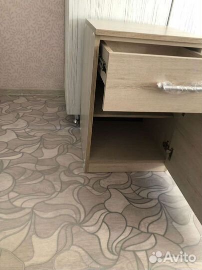 Тумбочка прикроватная