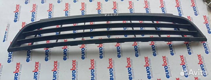 Решетка в бампер центральная VW Jetta 2011