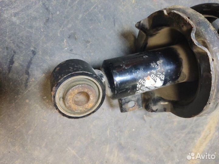 Стойка амортизатора задняя правая Honda Cr-V 3