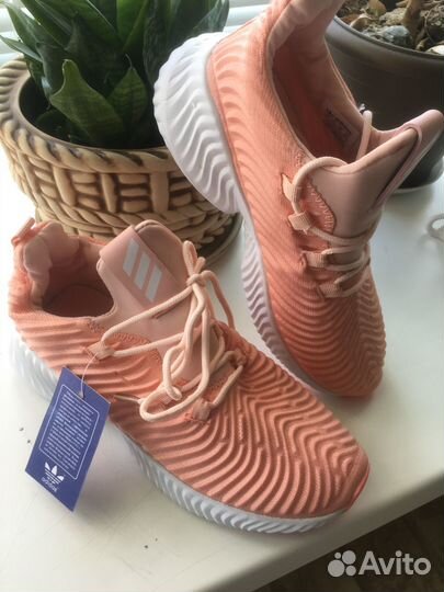 Кроссовки женские новые