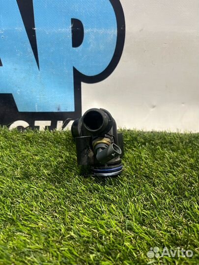 Фланец (тройник) системы охлаждения Ford Escape