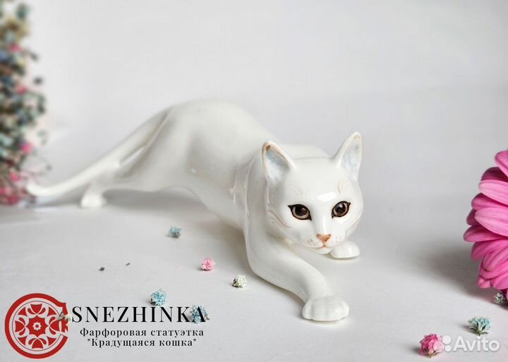 Фарфоровая статуэтка белой кошки