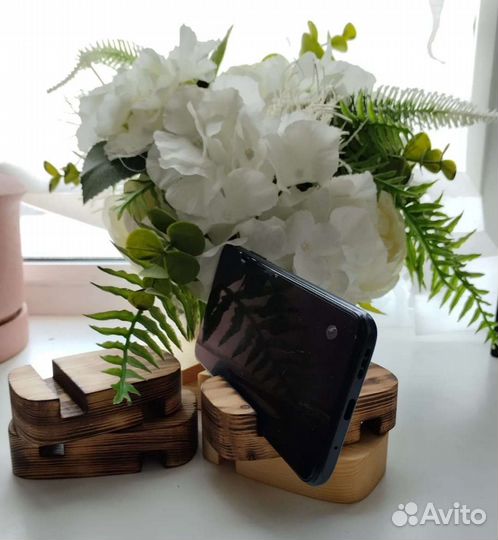 Подставка для телефона из дерева