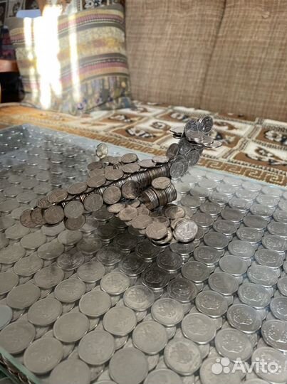 Самолёт сделанный из монет различных номиналов