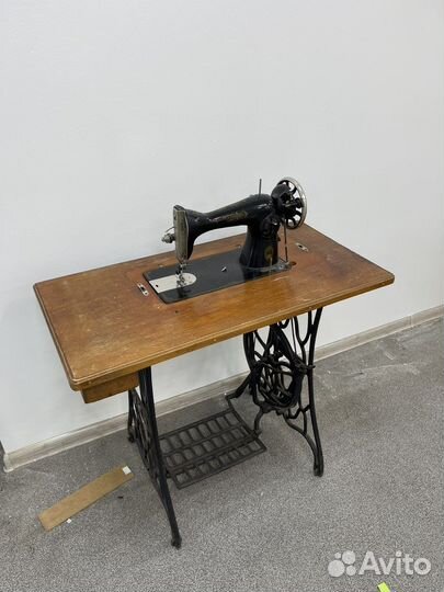 Швейная машина ретро