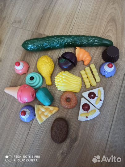 Продаю детскую кухню с набором посуды