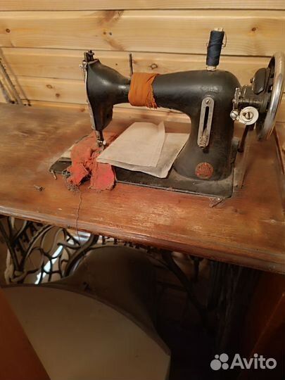 Швейная машина ножная с тумбой