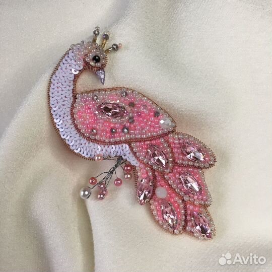 Брошь ручной работы из бисера птица