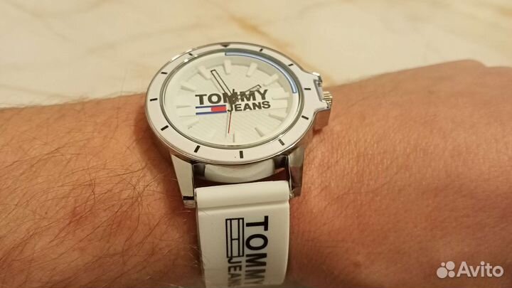 Tommy hilfiger часы белые