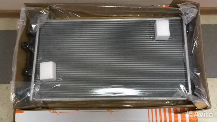 Радиатор охлаждения Крайслер Себринг 2001-2007