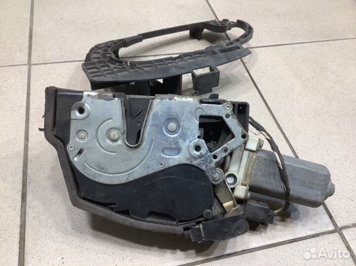 Замок двери задний левый Bmw 7-Серия E65/E66