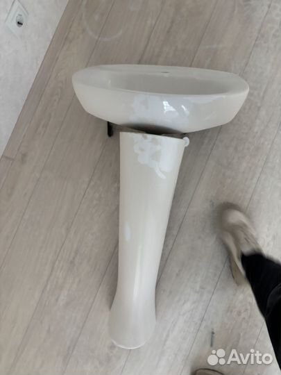 Раковина с пьедесталом и краном