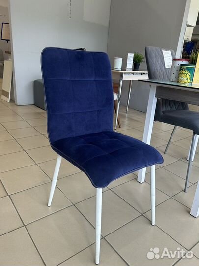Стул в велюре синий