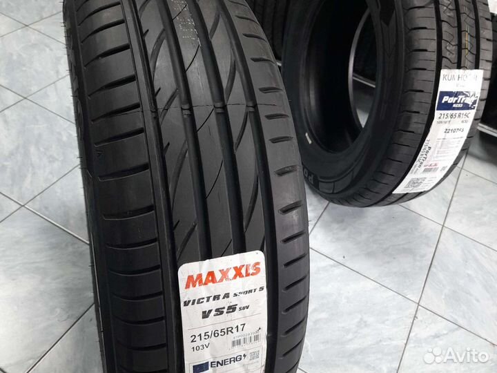 Maxxis Victra Sport VS-5 SUV 215/65 R17