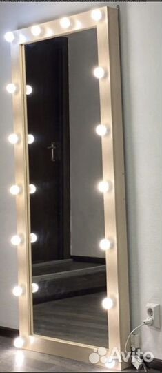 Гримерное зеркало с лампочками