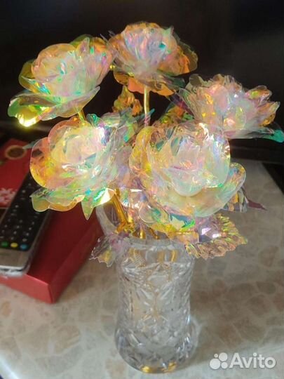 Переливающиеся розы в разный цвет на свету