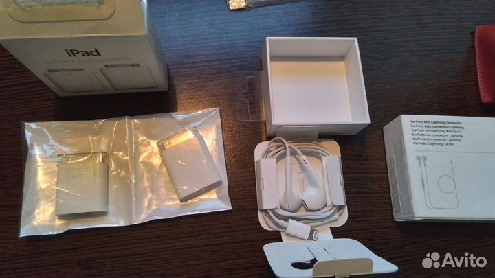 Переходник и наушники Apple