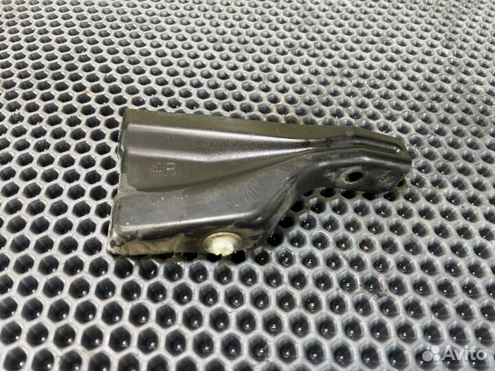 Крепление бампера прав. перед. Toyota Land Cruiser