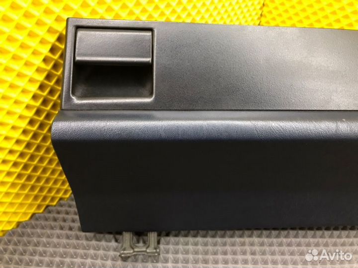 Крышка бордачка Mercedes-Benz 190E W201 M102.921