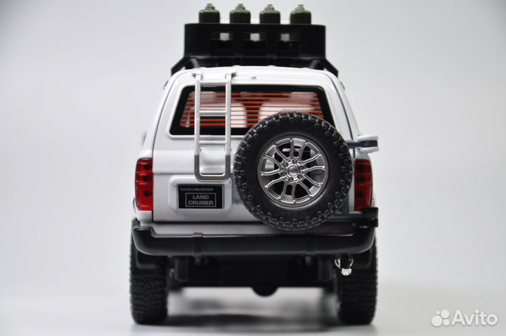 Модель авто Toyota Land Cruiser 80 Off-road 1:24 м