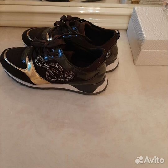 Кроссовки женские