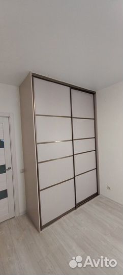 Современный распашной шкаф