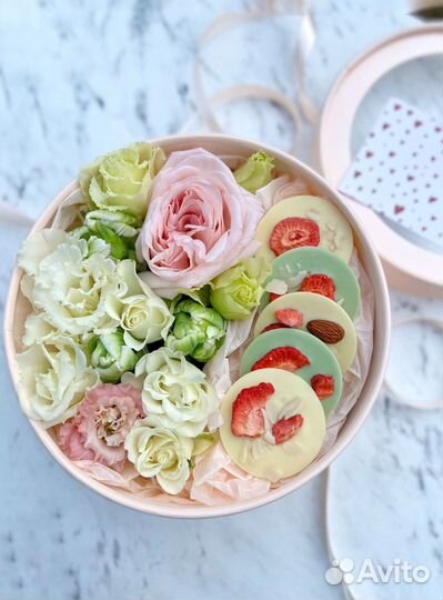 Подарочный набор: цветы и шоколад