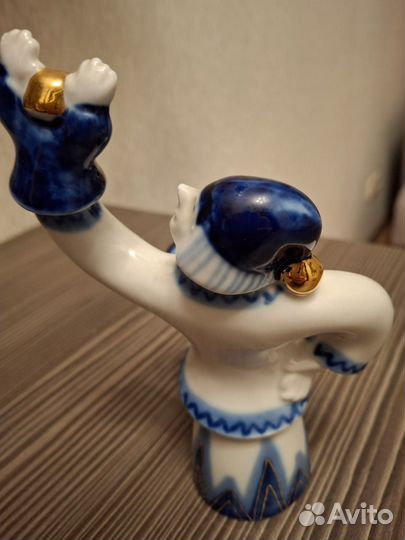 Фарфоровая статуэтка скоморох с куклой