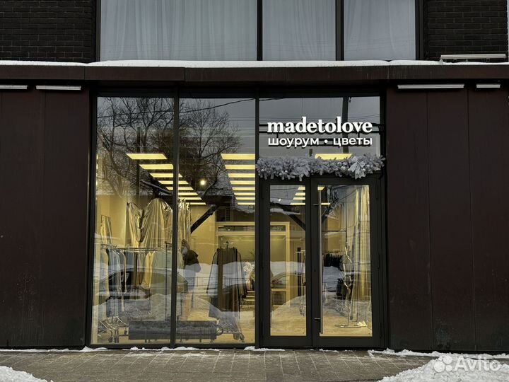 Аренда рейлов в шоуруме женской одежды