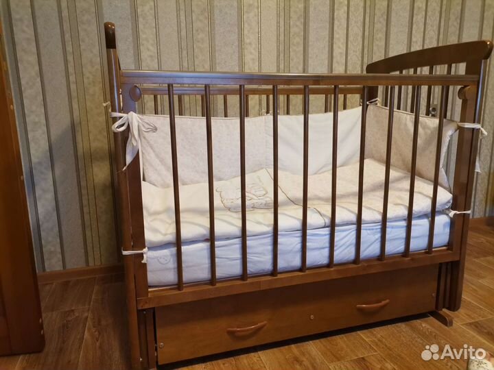 Детская кроватка с маятником и ящиком