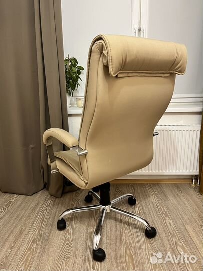 Компьютерное кресло бежевое с тканевой обшивкой