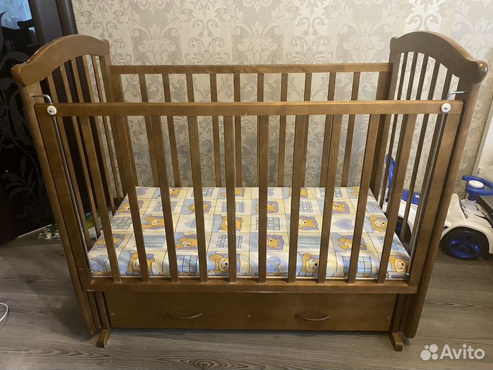 Детская кроватка с маятником