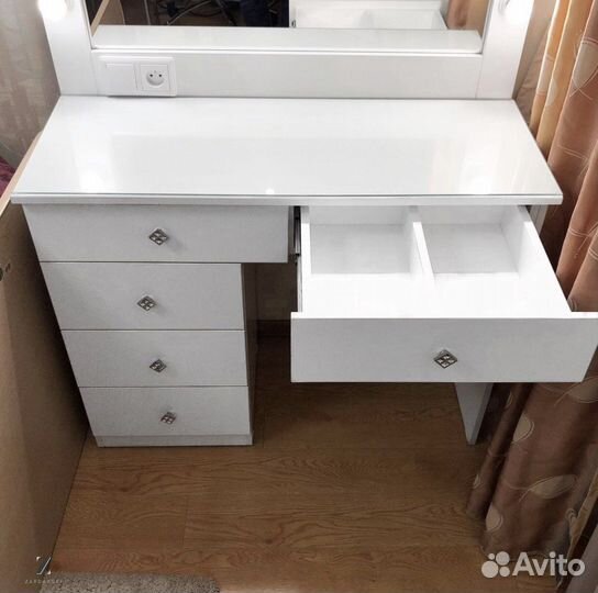 Макияжный столик визажиста с гримерным зеркалом дл