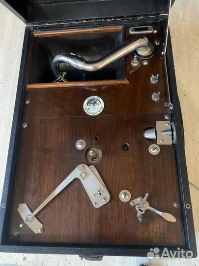 Старинный патефон