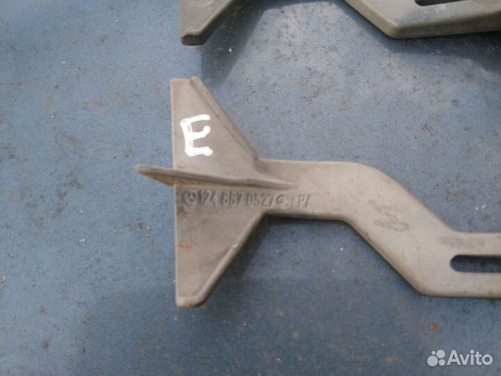 Язычок открывания капота на Мерседес Е124 190 w201