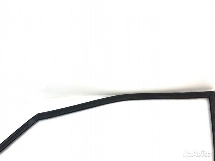 Уплотнитель двери передний правый Bmw X5 E70 2010