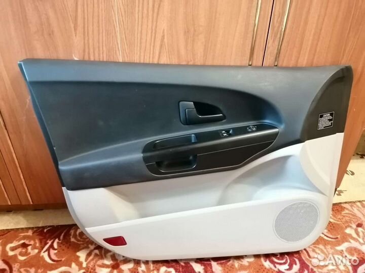 Обшивка левой двери