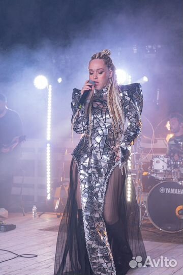 Звездная ведущая и певица