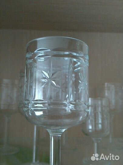 Хрустальные рюмки на высокой ножке