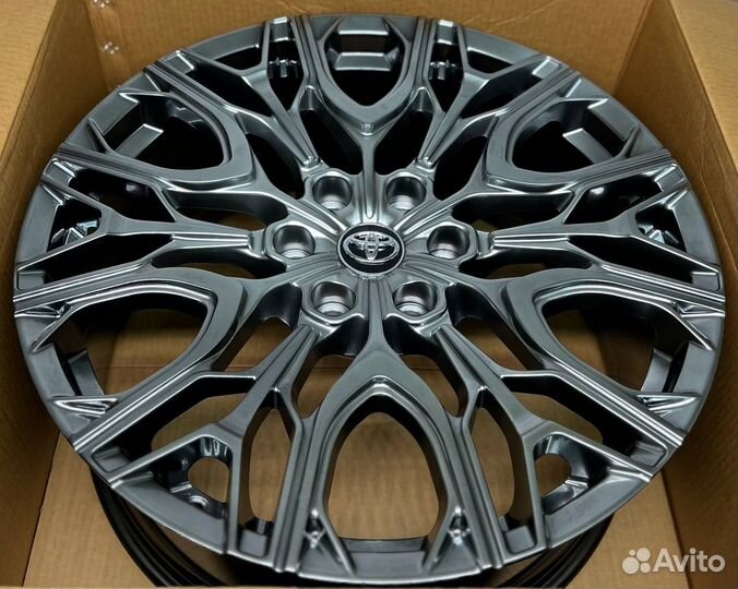 Кованые диски на Toyota Land Cruiser 300 R22