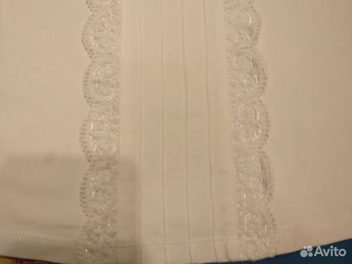 Белая трикотажная блузка