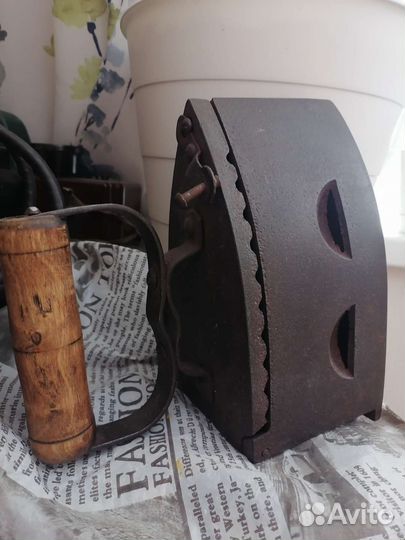Утюг старинный угольный с поддувом
