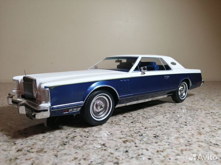 1/18 1977 Lincoln Continental Mark V бело-синий