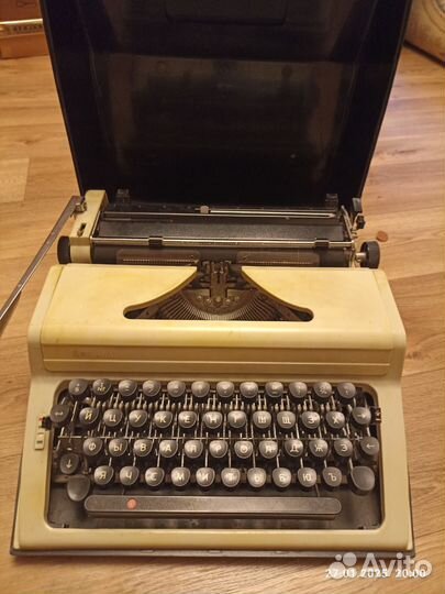 Печатная машинка Любава, СССР в рабочем состоянии