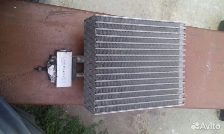 Радиатор кондиционера второй. автомобиль Додж Гран