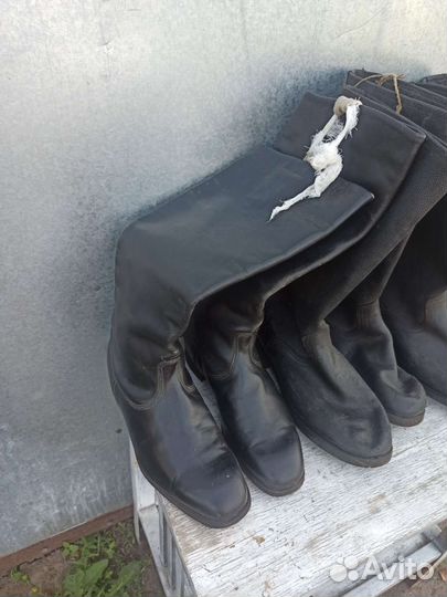 Старинные хромовые и кирзовые сапоги