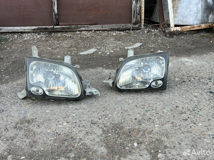 Передние фары Toyota Town Ace Noah