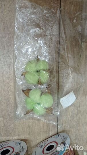 Шишки, ленты, украшения для новогодних композиций